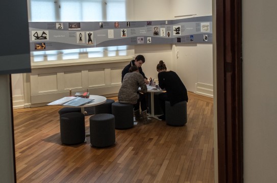 I et av rommene kunne publikum følge kunstnernes og modernismens utvikling gjennom enkle forklarende tekster og bilder.