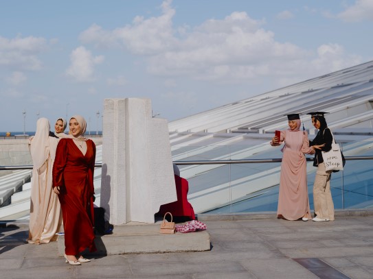 «Biblioteket i Alexandria» Unge kvinner poserer og tar selfie foran «Biblioteket i Alexandria» i Egypt.