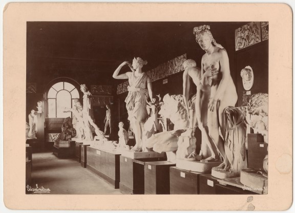 Fra Skulpturmuseets nordre galleri, ca. 1895.