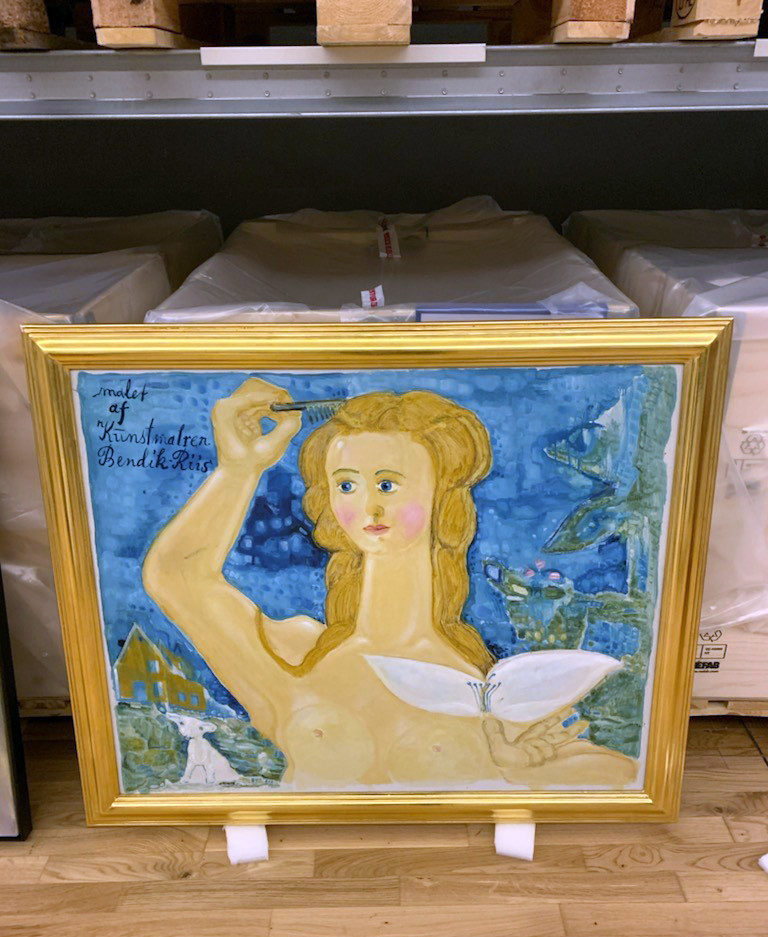 maleri av kvinne som grer håret. blå bakgrunn. gullramme.