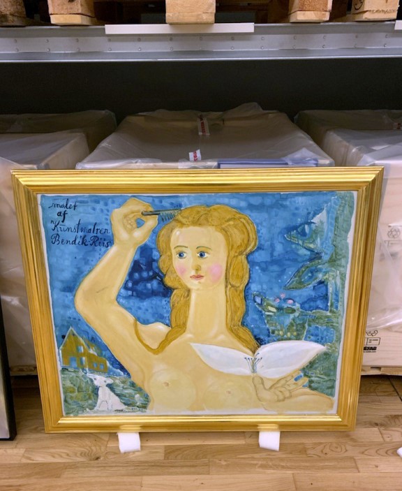 Nylig pakket opp: Bendik Riis, «Kvinne med kam», ca. 1960. maleri av kvinne som grer håret. blå bakgrunn. gullramme.