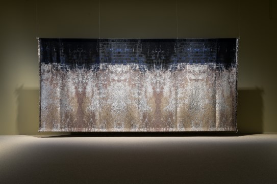 Kari Dyrdal, «Wall, Sévres 1», 2018 Stort digitalt vevd teppe hengende på vegg