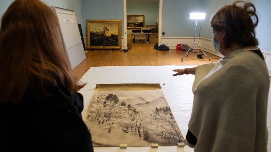 Mens kunsten i Nasjonalgalleriet pakkes ned for flytting til nytt museum, blir Lul Krags tegninger fotografert og undersøkt.