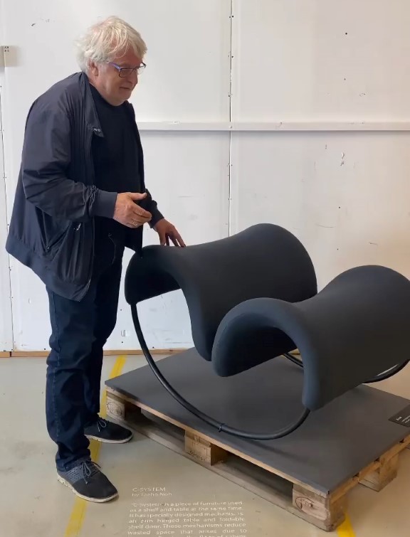 Designer Svein Asbjørnsen og Ecco-stolen under avdukingen i Sykkylven 27. juni.