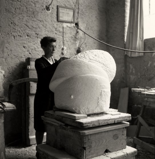 Louise Bourgeois som jobber med «Sleep II» i Pietrasanta, Italia i 1967. Kvinne jobber med skulptur
