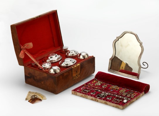 Nils Larsen Haugaard and Marcus Møller, «Mirror, boxes and jewellery», 1752–1762
