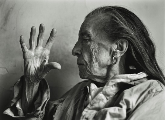 Louise Bourgeois i 1997. Eldre kvinne holder hånden opp