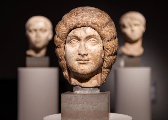 Uidentifisert kunstner, «Portrett av den romerske keiserinnen Julia Domna», 194 — ca. 209 e. Kr. (hode), parykk moderne