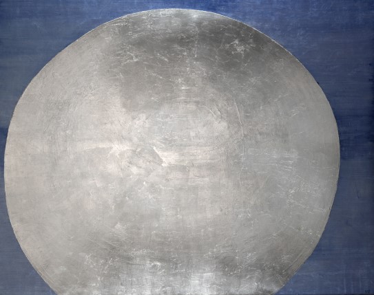 Anna-Eva Bergman, «N°11-1968 Grand rond», 1968 © Fondation Hartung Bergman/BONO En stor skimrende sølvaktig måne, mot en dyp blå bakgrunn.