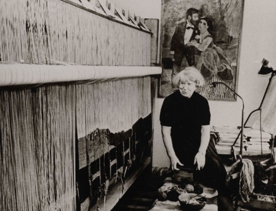 Hannah Ryggen ved veven i 1964