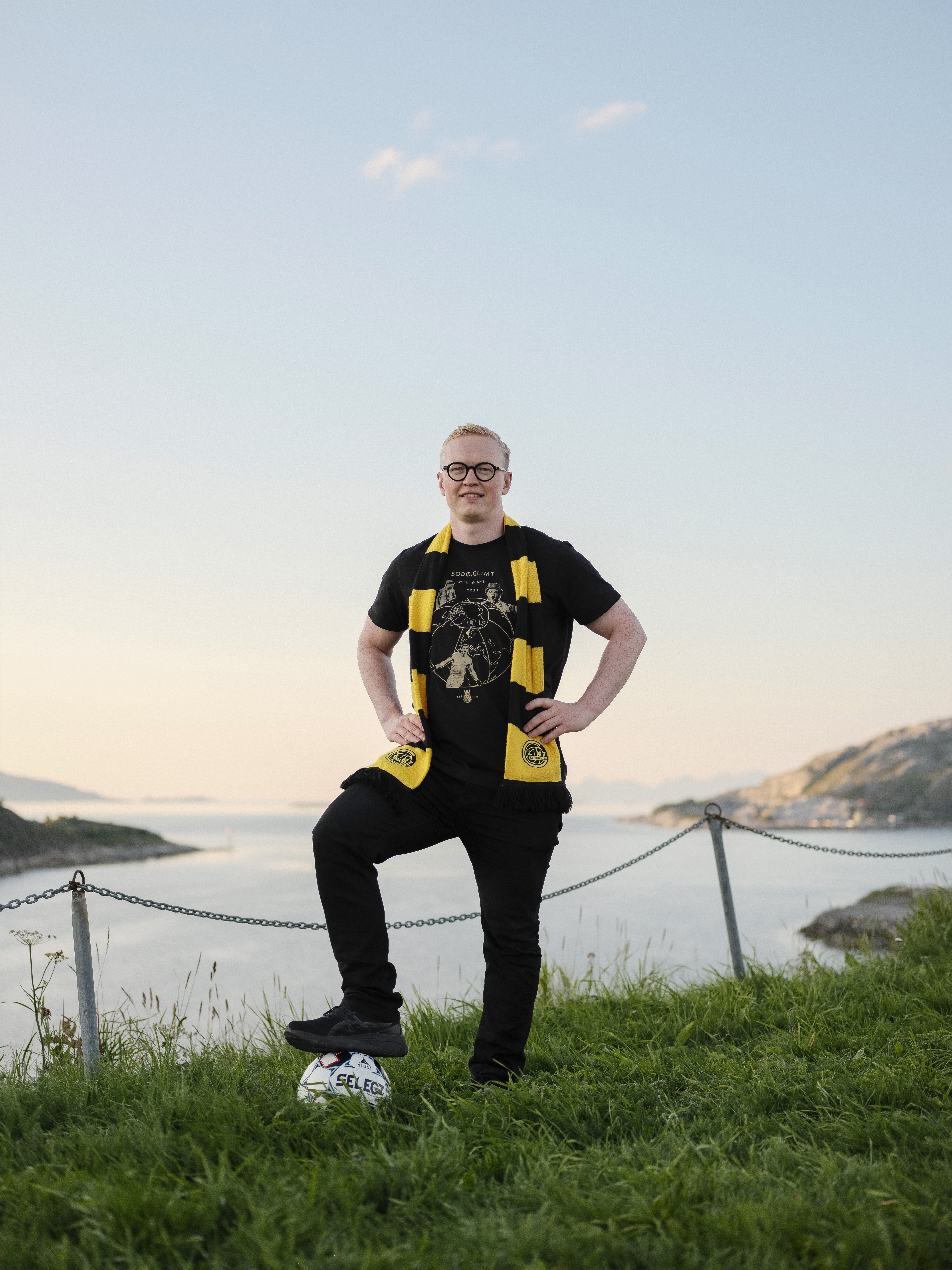 Mads Skauge Mann med supporterdrakt og fotball