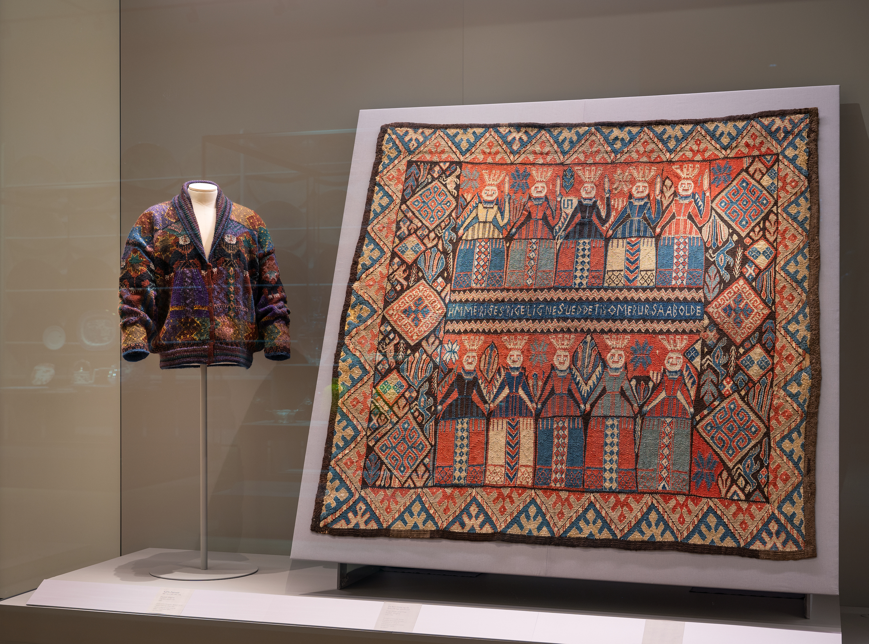 Kaffe Fassetts jomfrujakke og eit jomfruteppe i rom 29 i Nasjonalmuseet.
