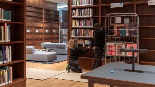 Ca. 4 000 hyllemeter bøker og rundt 1 500 hyllemeter arkivmateriale er nå plassert inn i det nye biblioteket.
