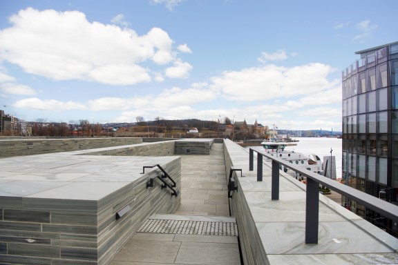 Takterrasen på det nye Nasjonalmuseet gir en forbindelse til nærområdene.