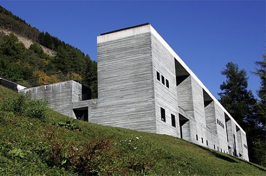 Kurbadet Therme i Vals, tegnet av Zumthor. Klaus Schuwerker blir ofte sammenlignet med den sveitsiske arkitekten Peter Zumthor.