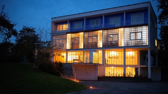 Villa Stenersen villa i mørket med lys fra vinduene