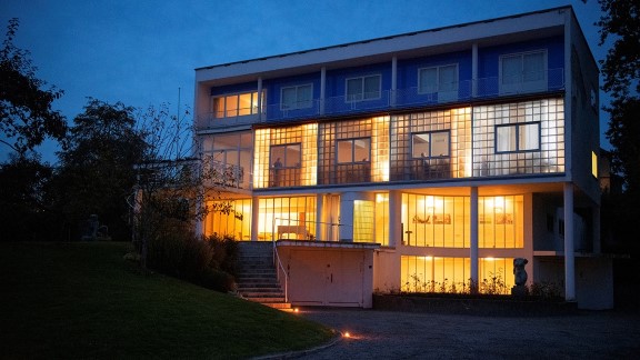 villa i mørket med lys fra vinduene