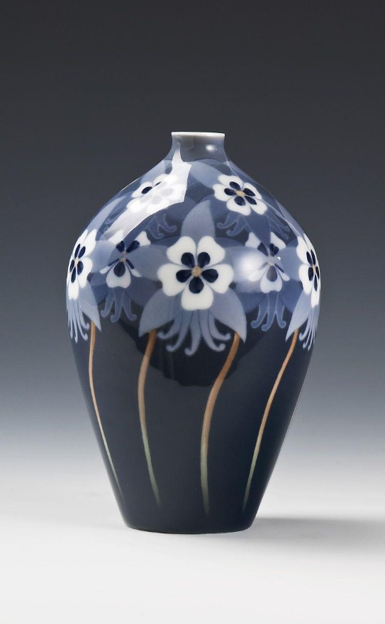 Bing & Grøndahl (produsent), vase, mellom 1895 og 1905 Blå vase i porselen med malt dekor av blomster