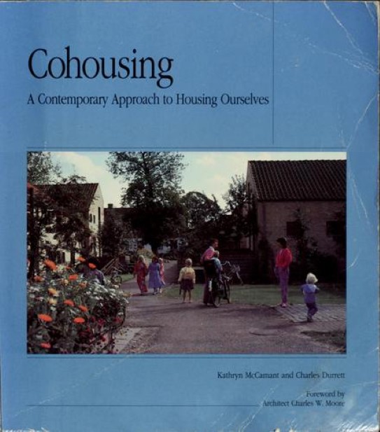 McCamant og Durrets første utgave av Cohousing fra 1988 – med forord av arkitekten Charles Moore.