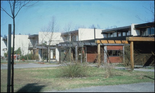 «Sættedammen» var tegnet av arkitektene Theo Bjerg og Palle Dyreborg og stod ferdig i 1972.