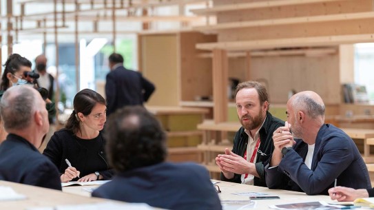 Fra venstre: Andrea Mariotto, Silvia Cafora, Andrea Curtoni, Martin Braathen fra Nasjonalmuseet, og Ezio Michelli Folk rundt et bord engasjert i en samtale