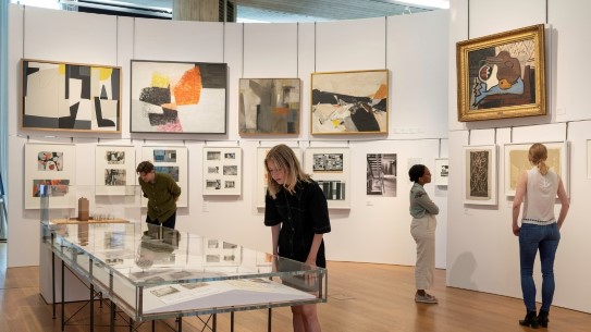 «Bevegelser i betong. Erling Viksjø og kunstnerne»