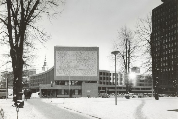 Y-blokka i Regjeringskvartalet, ca. 1969. Arkitekt: Erling Viksjø. Sort-hvitt bilde av betongbygninger i Oslo sentrum