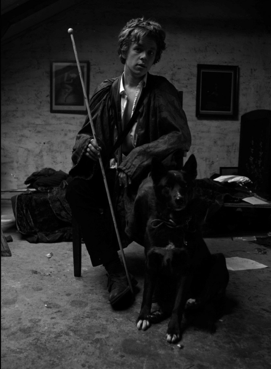 Fotografi fra 1968 av Odd Nerdrum med en hund