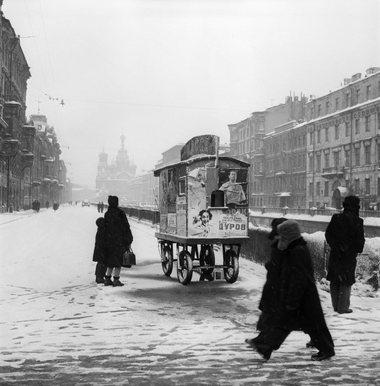 Plakater på en vogn i et snødekket Leningrad, 1956 – Foto: Manuel Litran / Paris Match via Getty Images