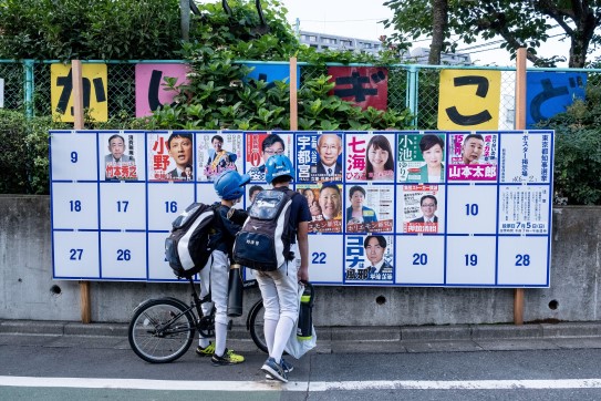 To gutter ved en plakatvegg i Tokyo, 2020 – Foto: SOPA Images Limited / Alamy Stock Photo / NTB
