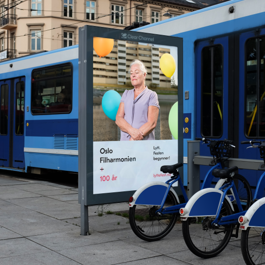 Plakat for Oslo-Filharmonien på trikkestopp, 2021 – Foto: Erlend Tangen Istad / Max Pinckers