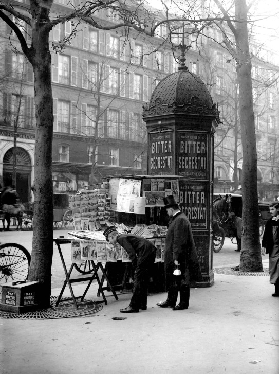 Avisutsalg og plakatsøyle i Paris, 1899 – Foto: Boyer / Roger Viollet / Getty Images