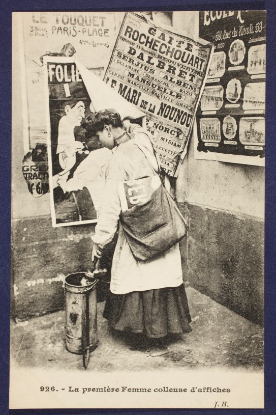 Kvinne henger opp plakat, Paris, begynnelsen av 1900-tallet – Foto: AKG/NTB