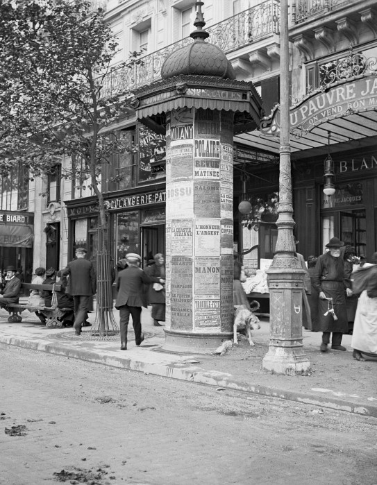 Plakatsøyle i Paris, 1800-tallet – Foto: Bettmann / Getty Images