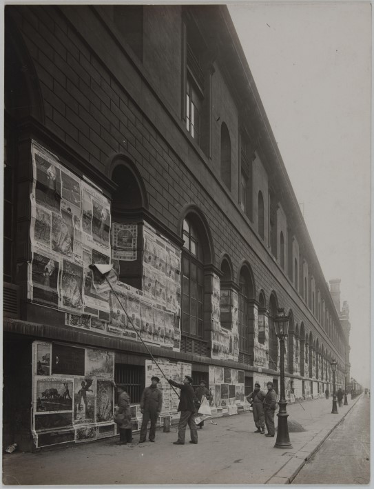 Menn henger opp plakater, Rue de Rivoli i Paris, 1920 – Foto: BHVP / Roger-Viollet