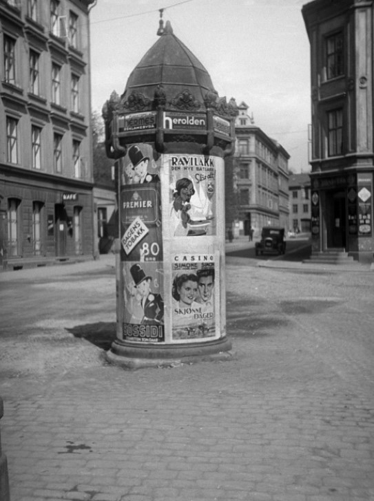 Plakatsøyle i Piperviken, Oslo, 1936 – Foto: ukjent fotograf / Oslo Museum