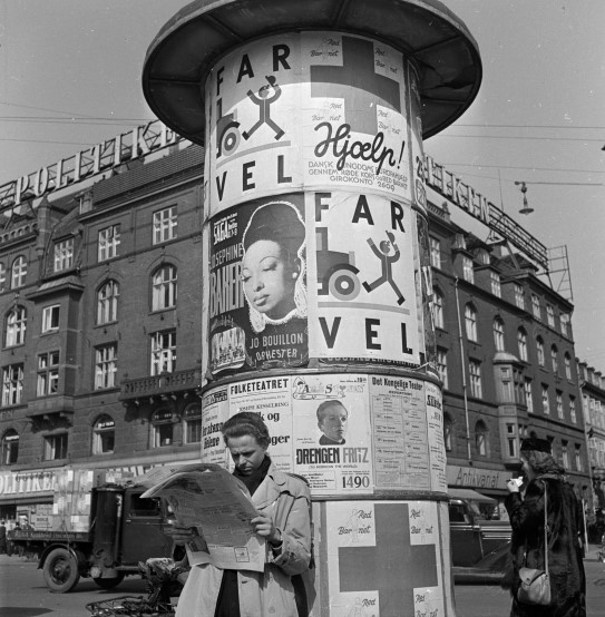 Mann leser avisen ved en plakatsøyle i København, 1946 – Foto: Douglas Miller / Keystone Features / Getty Images