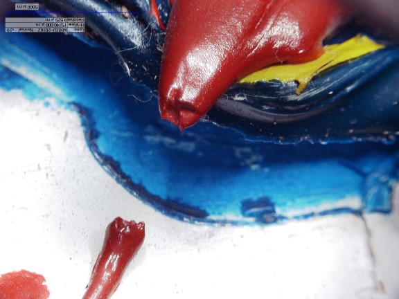 Myk maling som er deformert og slipper tak fra grunderingen. Detalj fra «Sårede øyenstikkere» (1961) av Karel Appel.