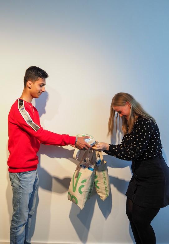 Haseeb overrekker munnbind til Hanne Buller fra Dråpen i havet
