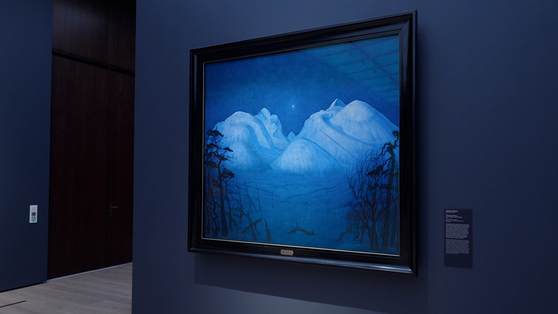 En blå vegg med et maleri av to fjelltopper